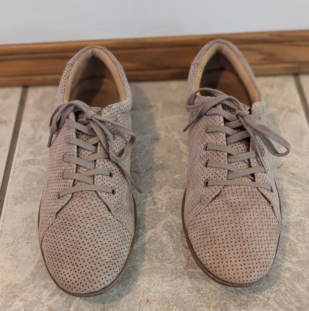 Naturalizer Perforated Suede Sneakers | Women’s 8 | Beige | Like New